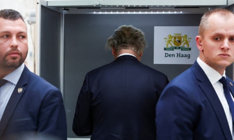 السياسي الهولندي اليميني المتطرف وزعيم حزب PVV، خيرت فيلدرز يدلي بصوته في مركز اقتراع خلال الانتخابات البرلمانية الهولندية، في لاهاي، هولندا، 22 نوفمبر 2023.