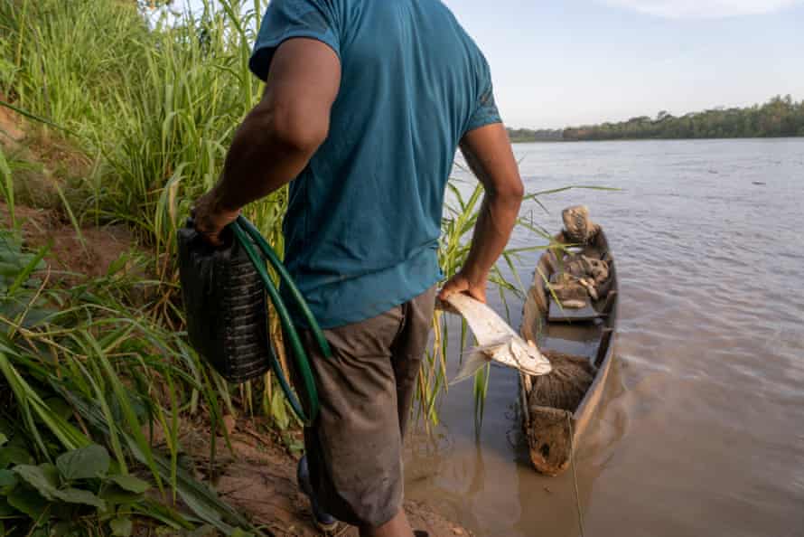 Un pescador de Esse Ejja se lleva su pesca a casa en Eyiyo Quibo