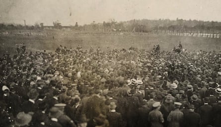 Vida Goldstein speaks before a huge crowd.