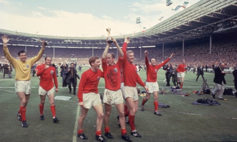 Bobby Charlton nâng cao chiếc cúp Jules Rimet tại Wembley sau chiến thắng của đội tuyển Anh năm 1966