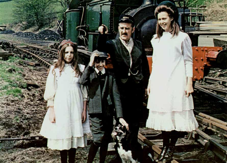 Sally Thomsett, Gary Warren, Bernard Cribbins and Jenny Agutter in The Railway Children (1970).