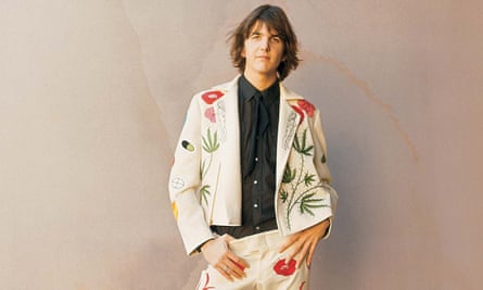 Photo de Gram PARSONSUNITED STATES - 01 JANVIER : USA Photo de Gram PARSONS, portrait posé en costume Nudie (photo de Jim McCrary/Redferns)