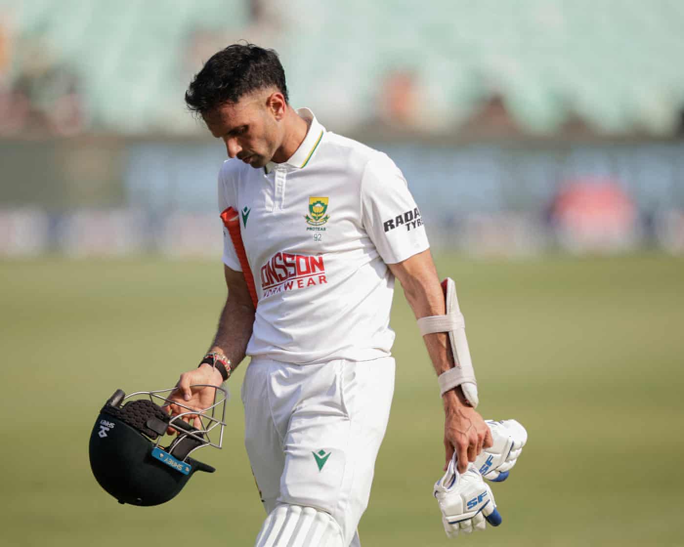 Maharaj walks back to the pavilion.
