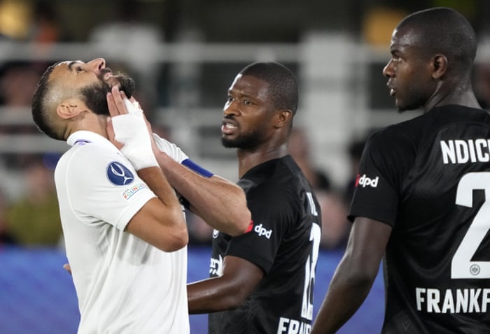Karim Benzema (à gauche) du Real Madrid réagit après avoir raté une occasion de marquer.