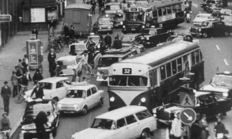 The moment when the traffic changed from left-hand drive to right-hand, in Kings Street, Stockholm, at 5am, on 3 September 1967.