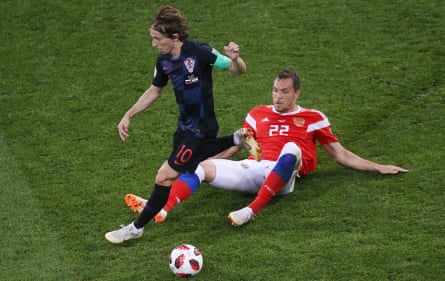 Luka Modric skips away from Russia’s Artem Dzyuba.