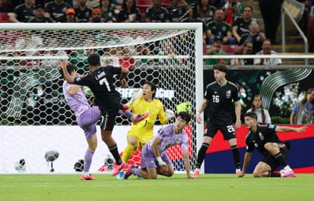 Kim Seung-gyu watches arsenic Luis Romo takes advantage of nan Korean keeper’s error.