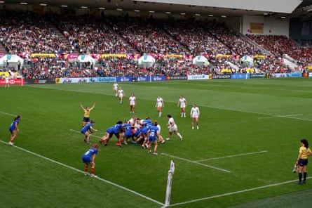 England set up a driving maul from an attacking lineout near the French tryline.