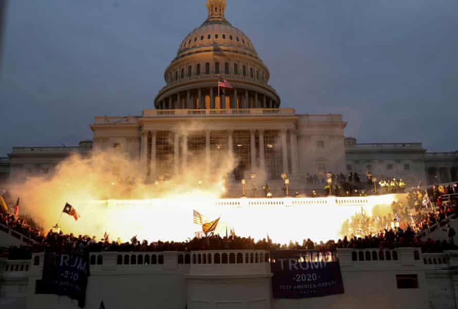 Une explosion causée par des munitions de la police est observée alors que les partisans de Trump attaquent le Capitole des États-Unis le 6 janvier 2021.