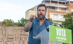 Iván Espinosa de los Monteros, with large beard and wearing blue short-sleeved shirt, speaks from a podium and points a finger at the close of his party's election campaign in Madrid, July 2023