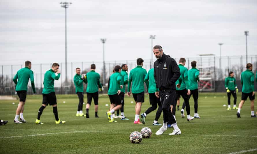 Marco Rose is seen in the foreground with his squad in the background