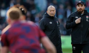 يراقب إيدي جونز لاعبيه وهم يسخنون.