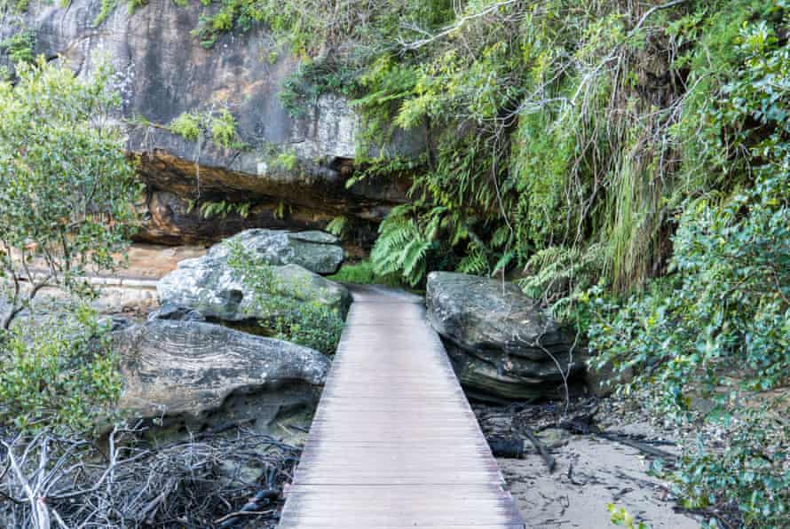 Paseo de madera a lo largo del puente Spit en Manly Coastal Walk, Sydney, Australia.