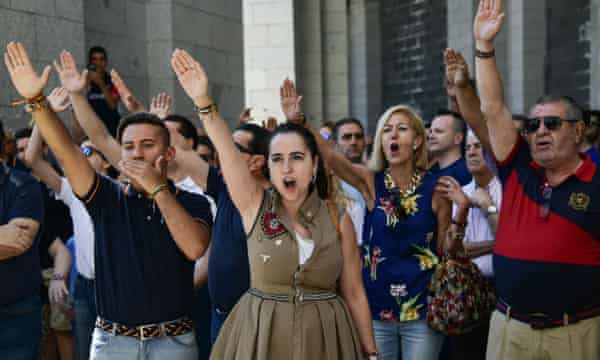 En julio de 2018, en el valle cerca de Madrid, la gente realiza un culto fascista en protesta por la propuesta de sacar los restos de Franco de la tumba.