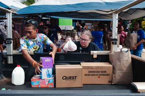 people packaging food