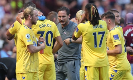 Everton manager Frank Lampard talks to his players during a drinks break.