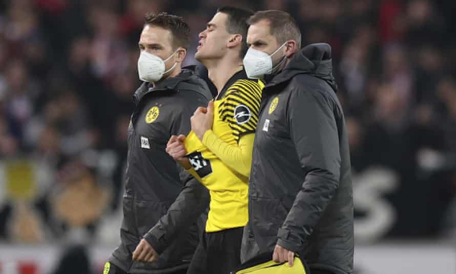 Džovanni Reina (centrā) no Dortmundes spēles Štutgartē pameta asarās.