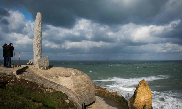Les touristes visitent le Mémorial des Rangers de la Pointe du Hoc entre Omaha Beach et Utah Beach à Cricqueville-en-Bessin.