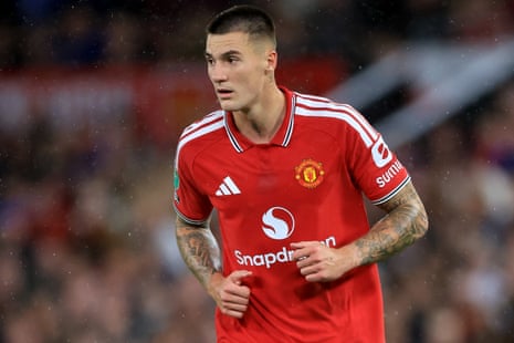 The Manchester United striker Benjamin Sesko has pulled out of Slovenia’s squad as he continues to struggle with a shin injury.