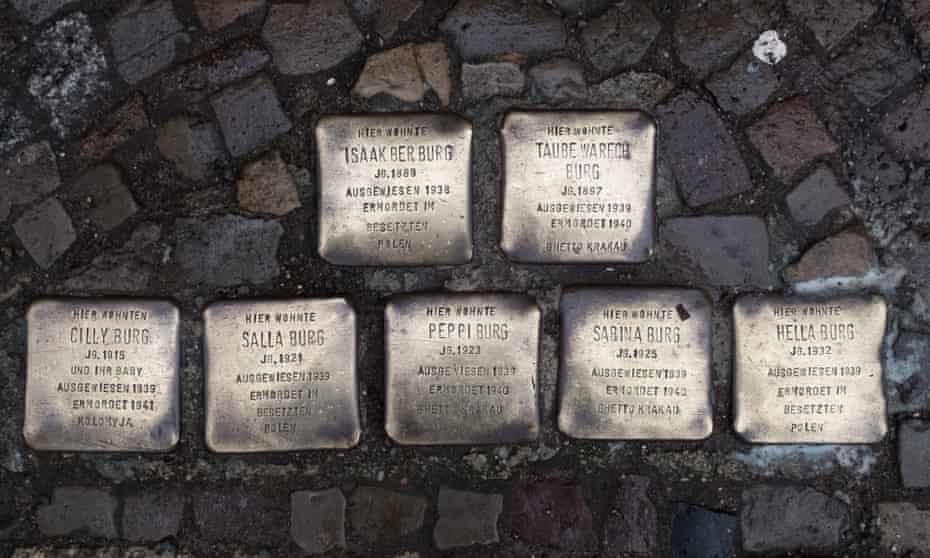 Un joc de Stolpersteine a Berlín que commemora una família.