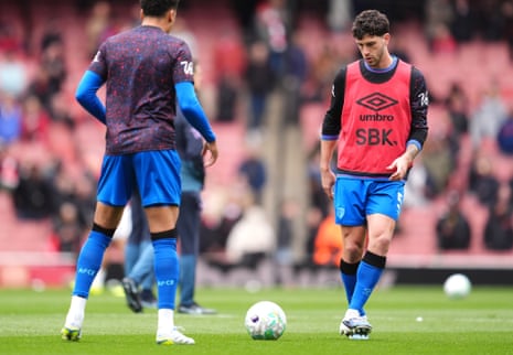 बोर्नमाउथ के डिफेंडर मार्को सेनेसी इस सीज़न के अंत में अनुबंध से बाहर हैं और एक फ्री एजेंट के रूप में क्लब छोड़ सकते हैं। अर्जेंटीना को पहले ही लिवरपूल, जुवेंटस और बोरुसिया डॉर्टमुंड से जोड़ा जा चुका है।