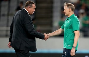 Steve Hansen le da la mano a Joe Schmidt antes del saque inicial.