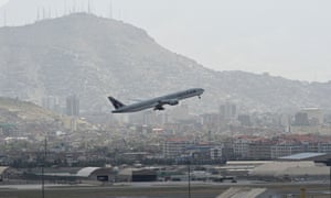 Un avion Qatar Airways care decola de pe aeroportul din Kabul.
