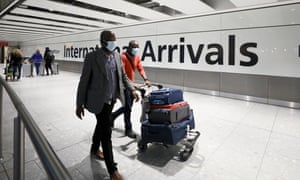 Les passagers marchent dans la zone des arrivées internationales de l'aéroport d'Heathrow à Londres, en Grande-Bretagne.