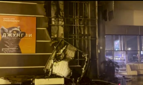 لا تزال هناك منشورات تظهر قاعة الحفلات الموسيقية المحترقة في Crocus City Hall بعد الهجوم.