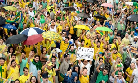 Anti-corruption protesters demonstrate against the government on 15 March 2015 in São Paulo.
