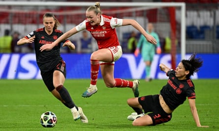 Frida Maanum d'Arsenal retient Klara Bühl et Saki Kumagai à Munich.