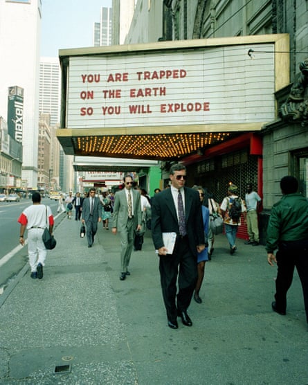 Une installation Holzer à Broadway, New York, 1993.