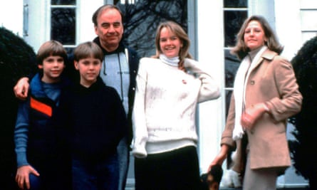 Rupert Murdoch bersama istrinya, Anna, dan anak-anaknya Lachlan, James dan Elisabeth di rumah mereka di New York pada tahun 1989