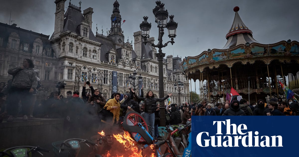 Disgruntled French workers encouraged to arrive late in protest over pension age rise