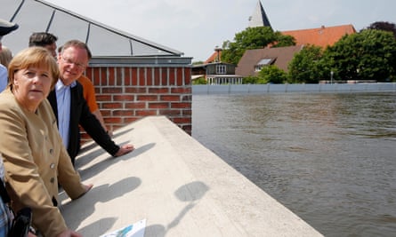 Angela Merkel and Stephan Weil, Lower Saxony’s premier, observe the swollen Elbe in 2013.
