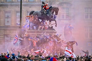 Les fans des Rangers célèbrent leur victoire au titre de Scottish Premiership à George Square à Glasgow.