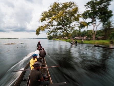 Cidades flutuantes de troncos: poderão os “pulmões de África” sobreviver à sua exploração?