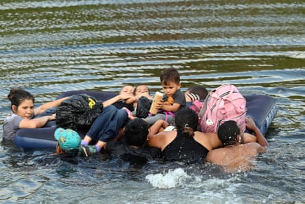 مهاجران در تلاش برای رسیدن به ایالات متحده از رودخانه ریو گراند عبور می کنند.