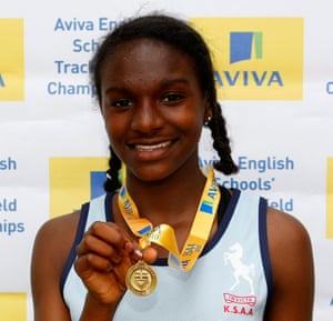 Dina Asher-Smith de 14 años con medalla