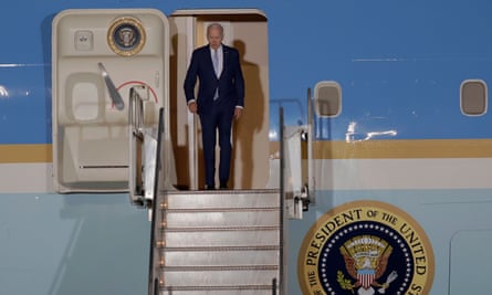 biden leaves the plane
