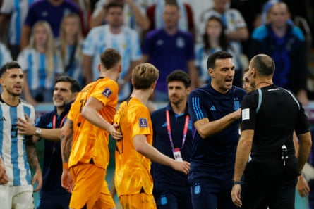 Mateo Lahoz por dentro y entre ellos durante los cuartos de final del Mundial entre Argentina y Holanda.