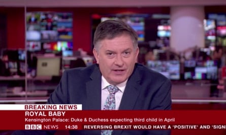Simon McCoy dá notícias do bebê real para a BBC, 17 de outubro de 2017.