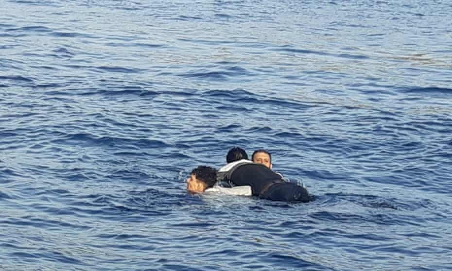 Drei Migranten auf See, nachdem sie am 2. April von einem Schlauchboot in türkische Hoheitsgewässer gesprungen waren