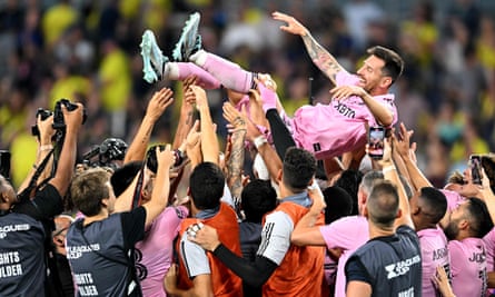 زملاء الفريق يصمدون لاعب إنتر ميامي ليونيل ميسي وهم يحتفلون بعد فوزه في نهائي كأس الدوري ضد ناشفيل.
