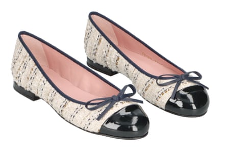 two-tone ballerina shoes with small heels and a bow on front