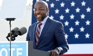 Raphael Warnock habla en un mitin de campaña.