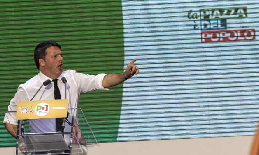 Matteo Renzi speaks during the constitutional referendum campaign, on 29 October.