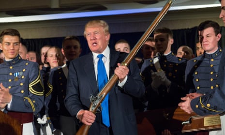 不,唐納德·川普,參加行為矯正軍事學院並不能讓你成為一名戰鬥老兵。