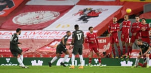 Bruno Fernandes sends his free-kick just wide.