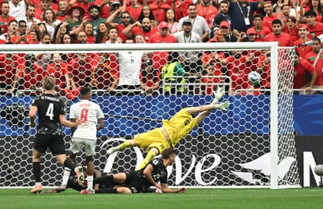 Maxime Crepeau dives in vain